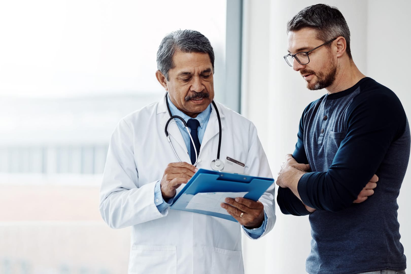 Arzt erklärt einem Patienten etwas.