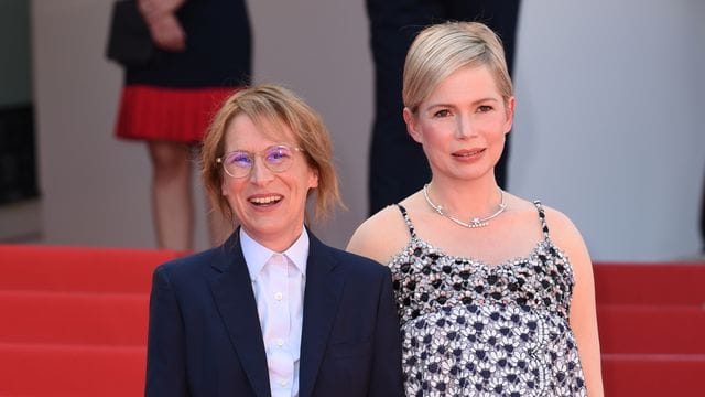 Regisseurin Kelly Reichardt, (l) und die hochschwangere Schauspielerin Michelle Williams stellten ihren Film "Showing Up" in Cannes vor.