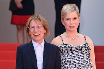 Regisseurin Kelly Reichardt, (l) und die hochschwangere Schauspielerin Michelle Williams stellten ihren Film "Showing Up" in Cannes vor.