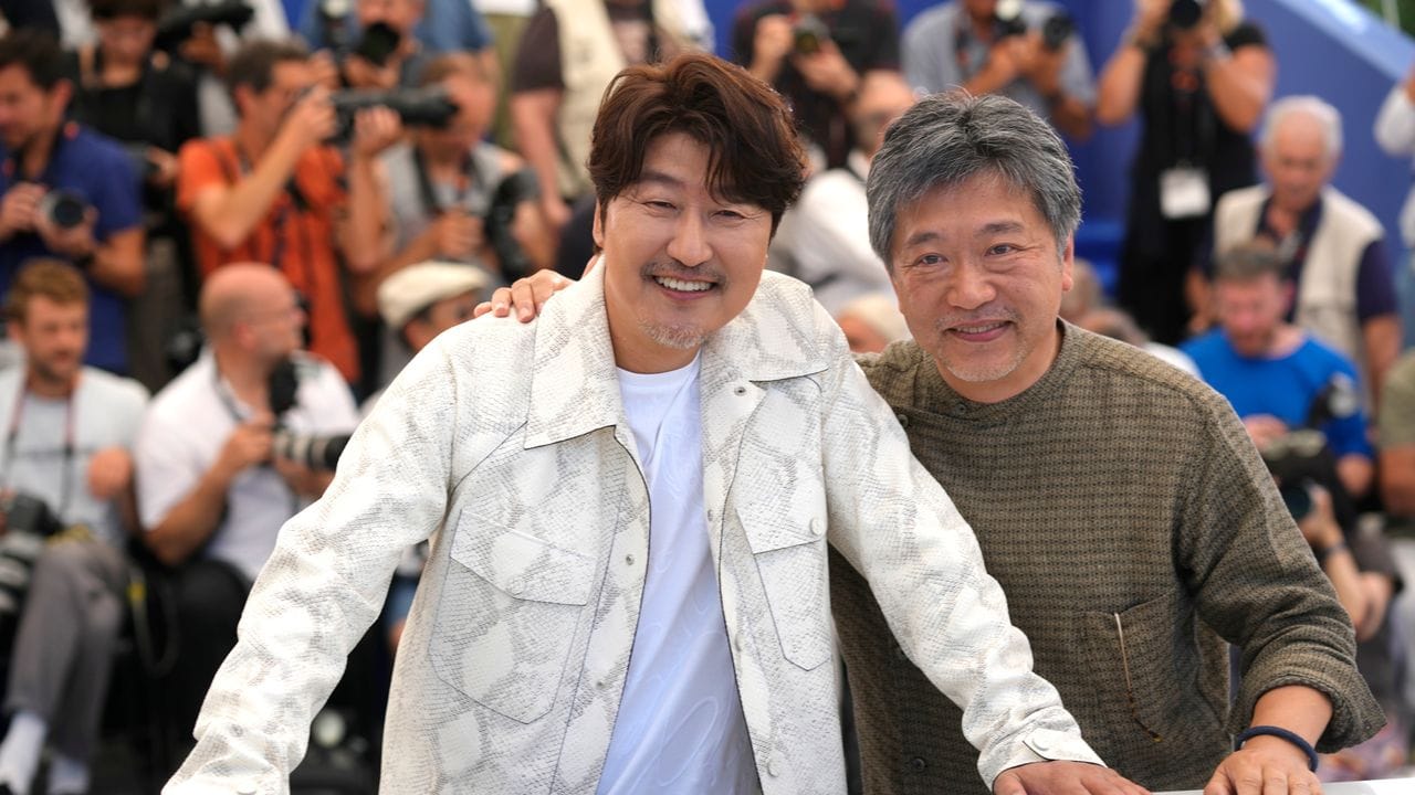 Regisseur Hirokazu Koreeda (r) und Schauspieler Song Kang-ho stellten ihren Film "Broker" in Cannes vor.