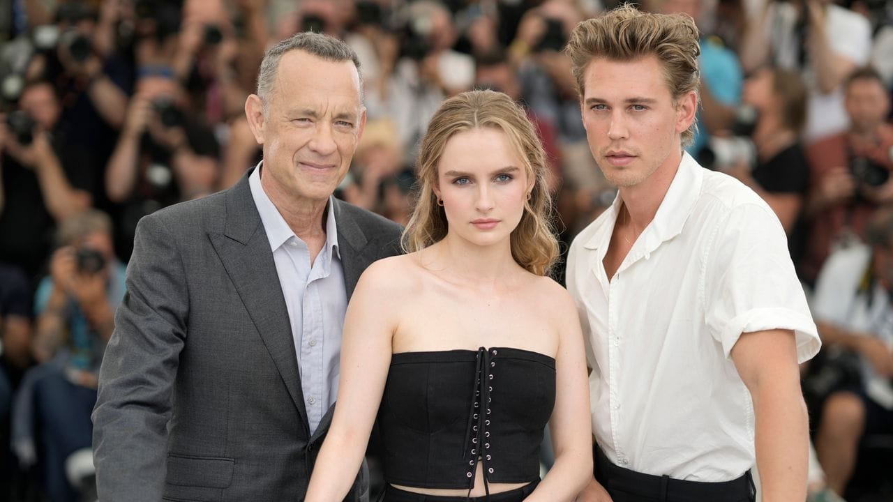 US-Schauspieler und -Produzent Tom Hanks (l) mit Austin Butler (r) und Olivia Dejonge bei der "Elvis"-Premiere.