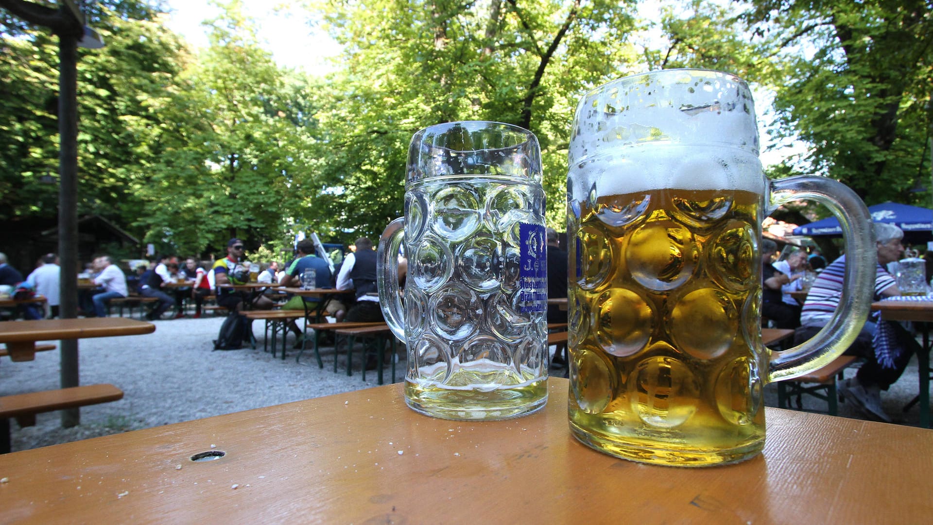 Biergläser in einem Biergarten in München: Die gestiegenen Energiepreise setzen Deutschlands Brauer unter Druck.