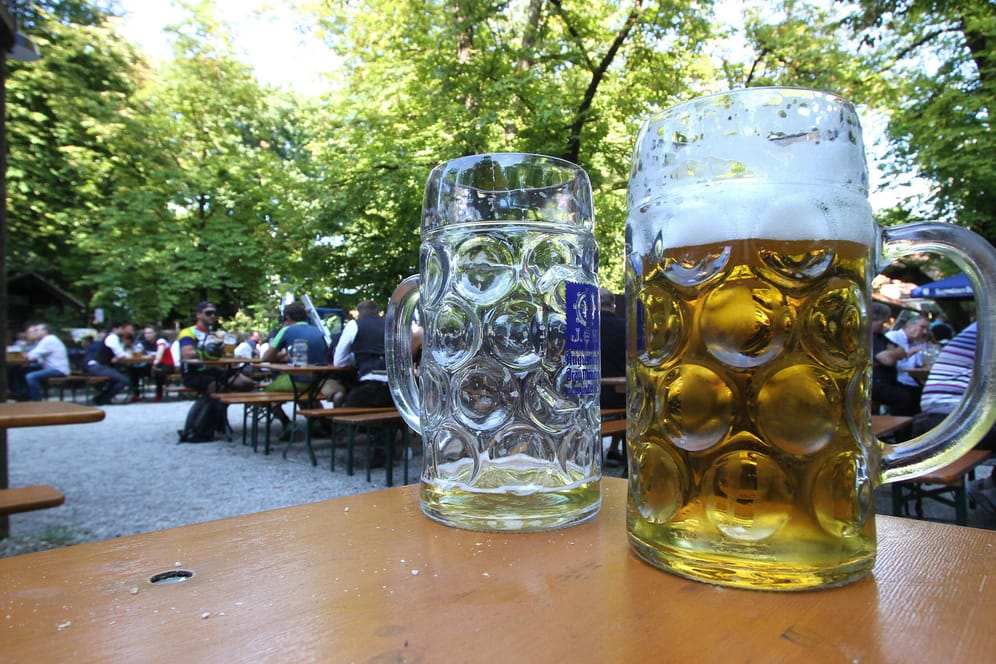 Biergläser in einem Biergarten in München: Die gestiegenen Energiepreise setzen Deutschlands Brauer unter Druck.