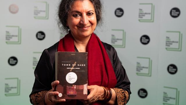 Die indische Autorin Geetanjali Shree gewann für "Tomb of Sand" den International Booker Prize. Die indische Autorin Geetanjali Shree gewann für "Tomb of Sand" den International Booker Prize.