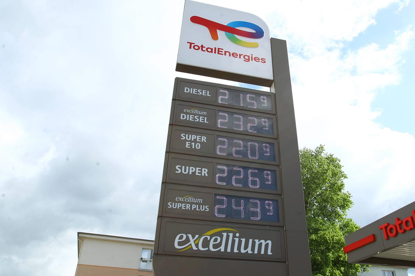 Preistafel einer Tankstelle (Symbolbild): Tanken soll ab Juni eigentlich günstiger werden.