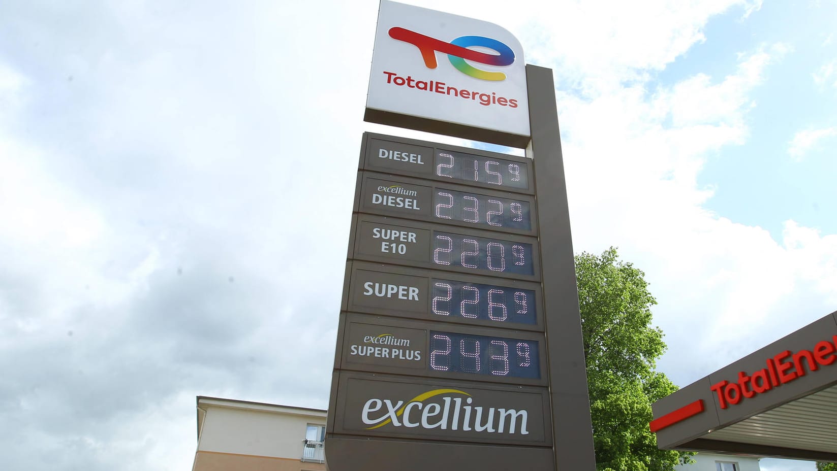 Preistafel einer Tankstelle (Symbolbild): Tanken soll ab Juni eigentlich günstiger werden.