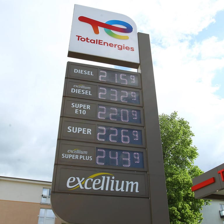 Preistafel einer Tankstelle (Symbolbild): Tanken soll ab Juni eigentlich günstiger werden.