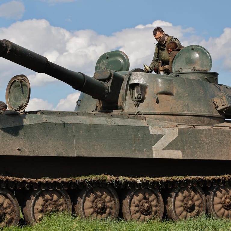 Die Besatzung eines Artilleriefahrzeugs bereitet sich auf den Beschuss einer ukrainischen Armeestellung vor: Zwei russische Regionalabgeordnete forderten nun den Rückzug der Truppen.