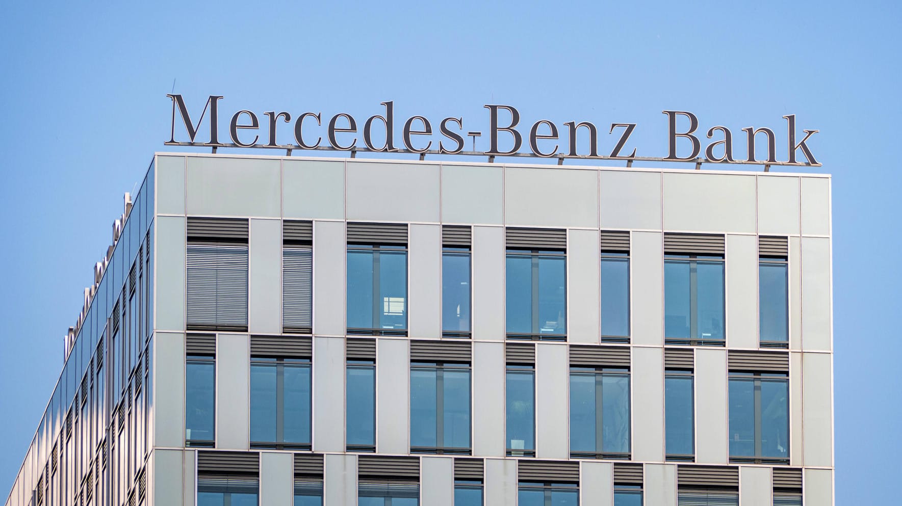 Logo der Mercedes-Benz Bank: Das Geldhaus stellt das Einlagengeschäft für Privatkunden ein.