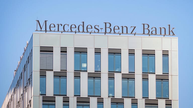 Logo der Mercedes-Benz Bank: Das Geldhaus stellt das Einlagengeschäft für Privatkunden ein.
