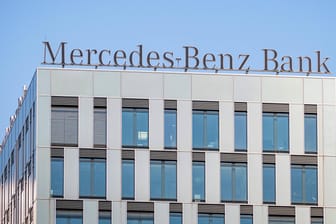 Logo der Mercedes-Benz Bank: Das Geldhaus stellt das Einlagengeschäft für Privatkunden ein.