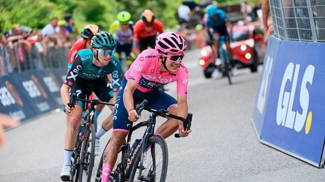 Richard Carapaz verteidigte sein Rosa Trikot, Jai Hindley (hinten) bleibt in Lauerstellung.