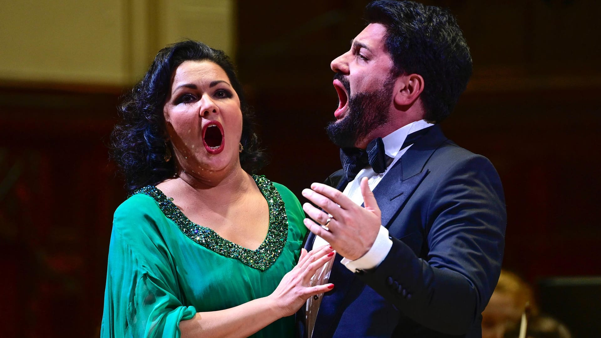 Anna Netrebko und ihr Mann Yusif Eyvazov stehen gemeinsam auf der Bühne.