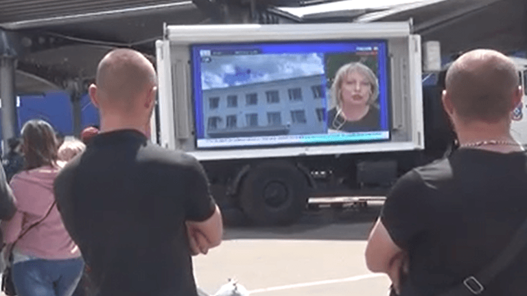 Russisches Staatsfernsehen per Lkw: Drei solcher Systeme hat Russland in die Hafenstadt geschickt.