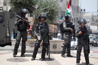 Israelische Soldaten in der Westbank (Archivbild): Bei Angriffen auf Truppen ist ein Palästinenser ums Leben gekommen.