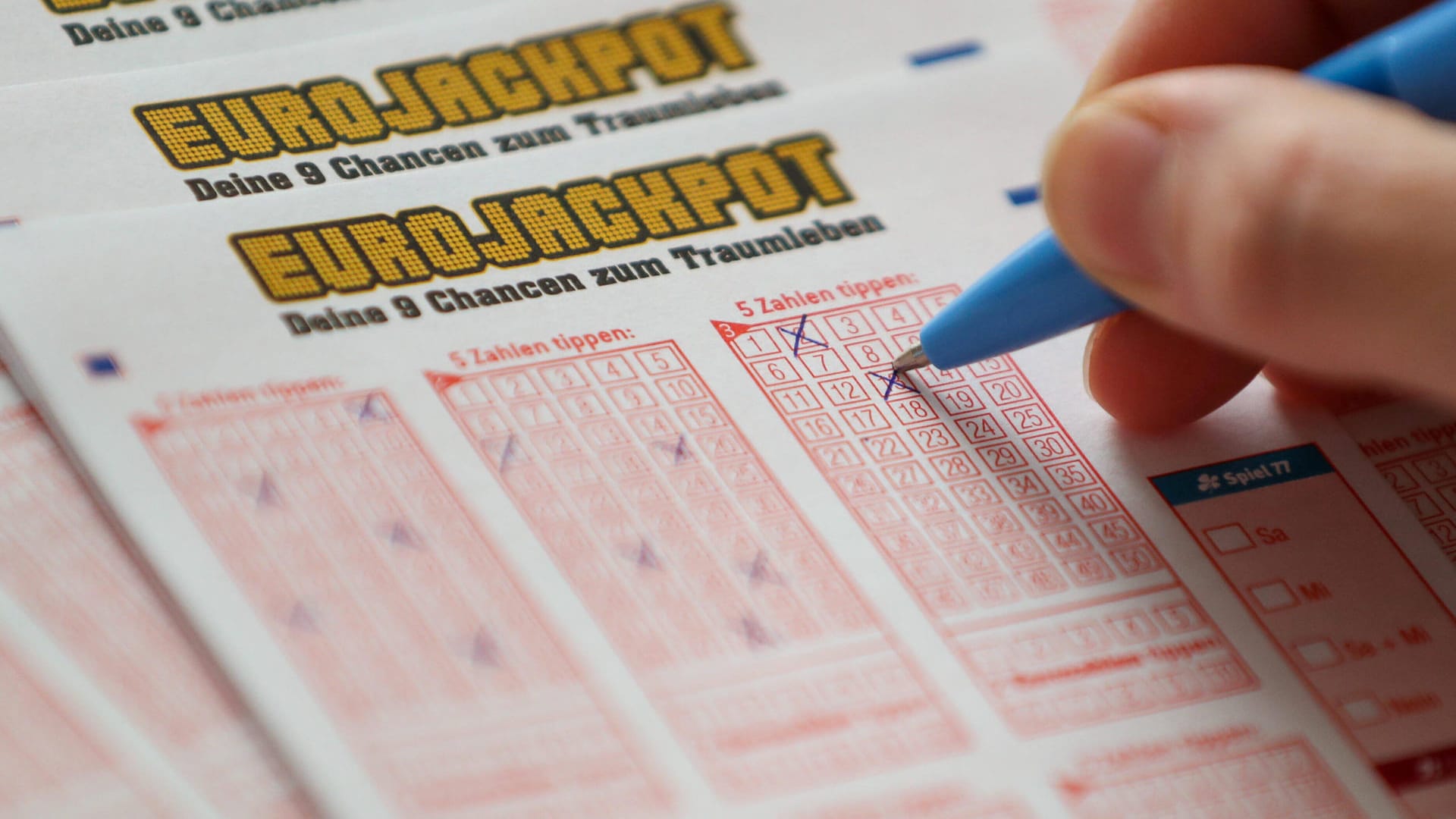 Ein Lottoschein für den Eurojackpot (Symbolbild): Ein Bayer hat fast 17 Millionen Euro gewonnen. Ein Lottoschein für den Eurojackpot (Symbolbild): Ein Bayer hat fast 17 Millionen Euro gewonnen.