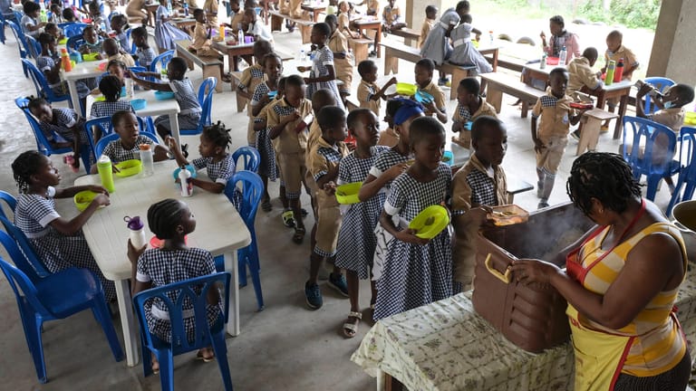 Schulessen: In Abijan in der Elfenbeinküste stehen Kinder an. Ohne diese Versorgung müssen KInder oftmals arbeiten oder werden früh verheiratet.