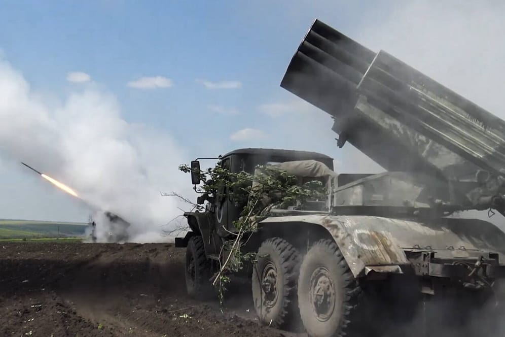 Ein russischer Raketenwerfer feuert Geschosse im Donbass ab (Archivbild): Der Osten der Ukraine ist unter heftigem Beschuss.