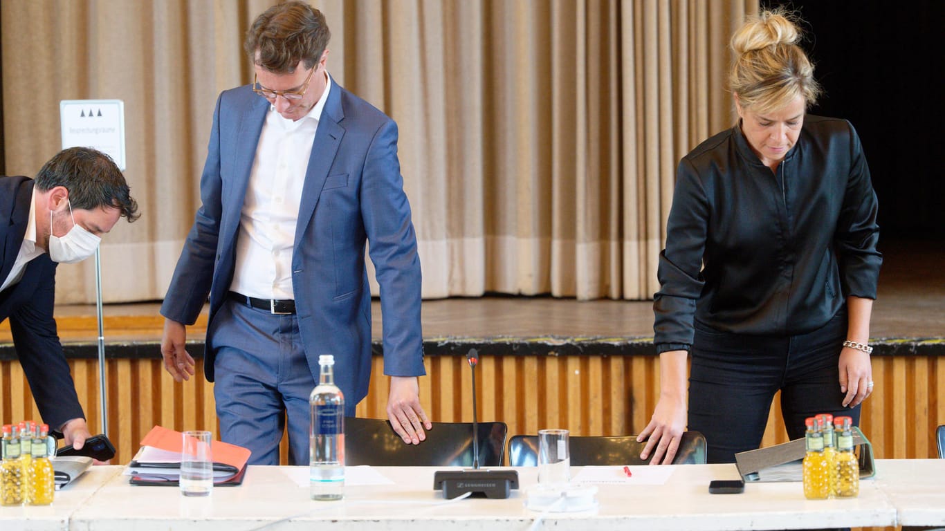Hendrik Wüst (CDU) und Mona Neubaur, Vorsitzende der Grünen in NRW, bei den Sondierungsgesprächen: Beide empfehlen Koalitionsverhandlungen.