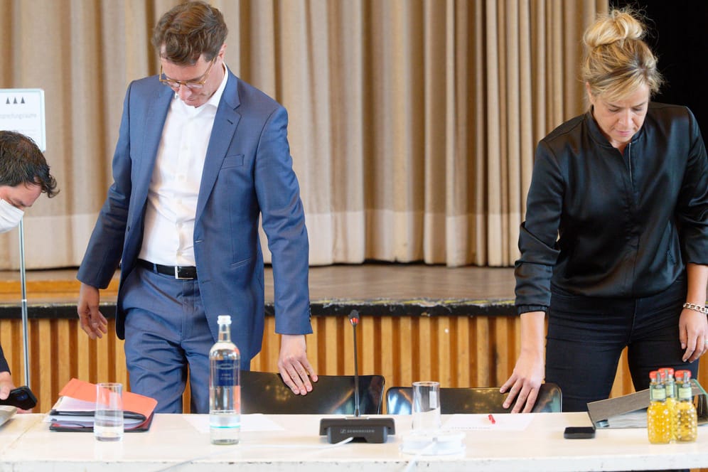 Hendrik Wüst (CDU) und Mona Neubaur, Vorsitzende der Grünen in NRW, bei den Sondierungsgesprächen: Beide empfehlen Koalitionsverhandlungen.
