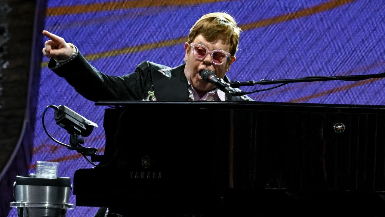 Elton John tritt während seiner "Farewell Yellow Brick Road"-Abschiedstour im Deutsche Bank Park auf.