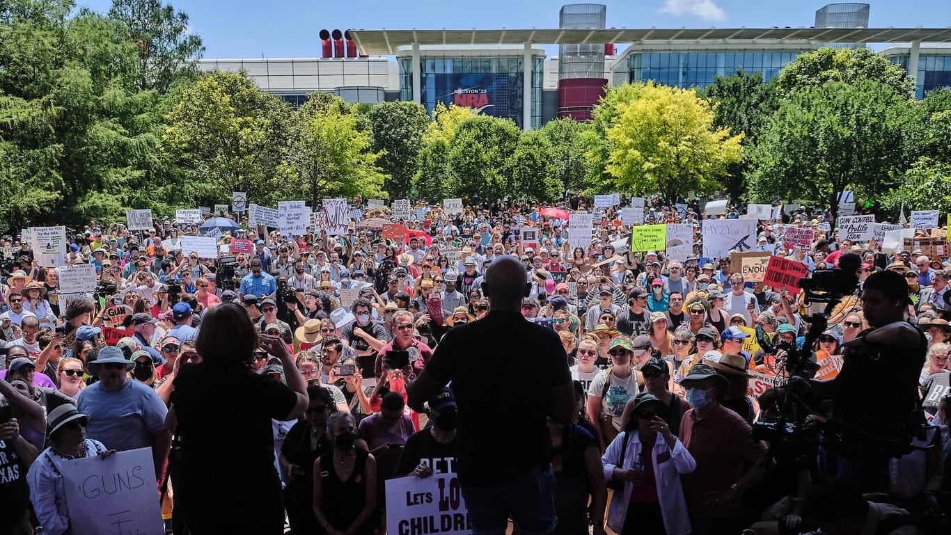 "Wählt sie ab!" - Tausende Demonstranten gegen die Waffenlobby der NRA