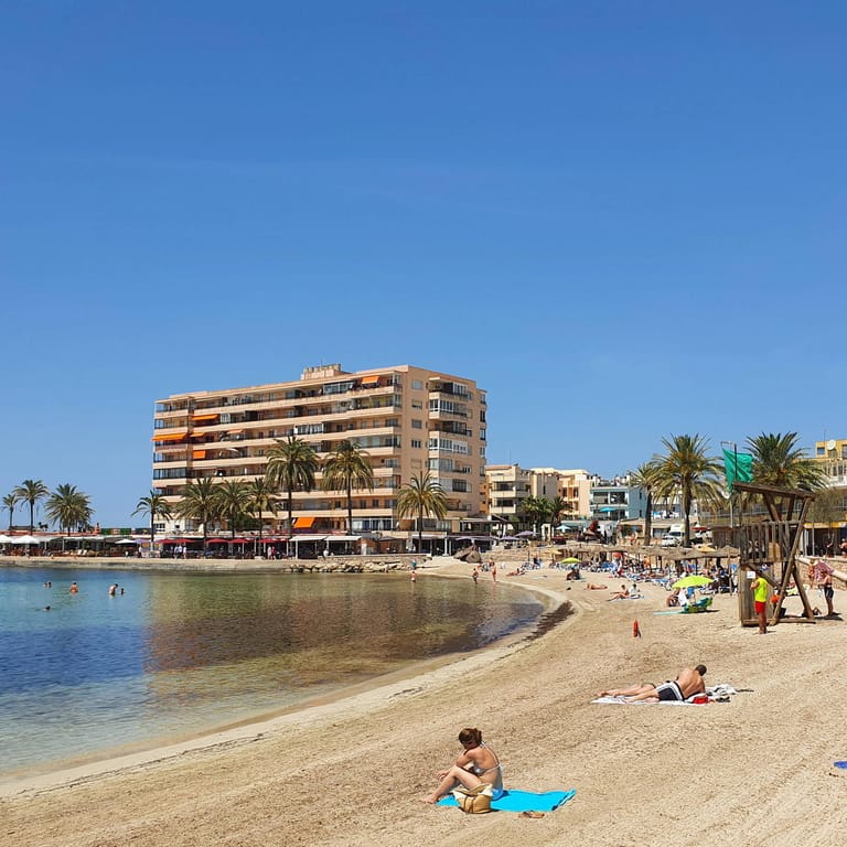 Strand von Palma de Mallorca: Ein Fünftel der mallorquinischen Strände soll jährlich um etwa einen halben Meter schrumpfen.