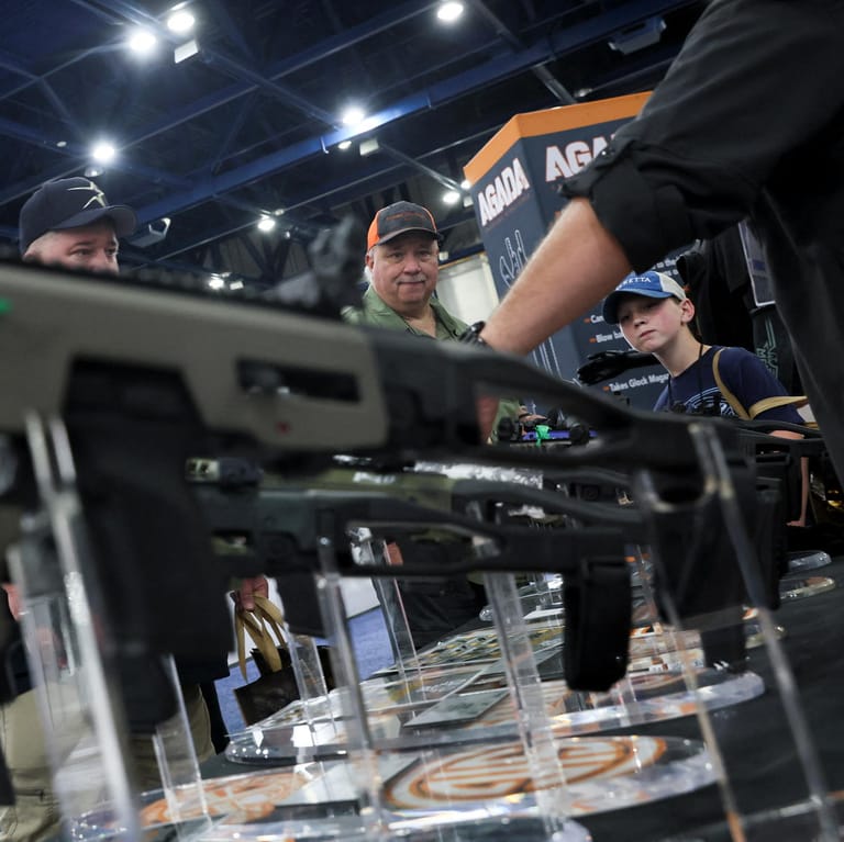 Das Sturmgewehr im Fokus: Beim Jahrestreffen der NRA in Houston begutachten Waffenfans die neuesten Modelle.