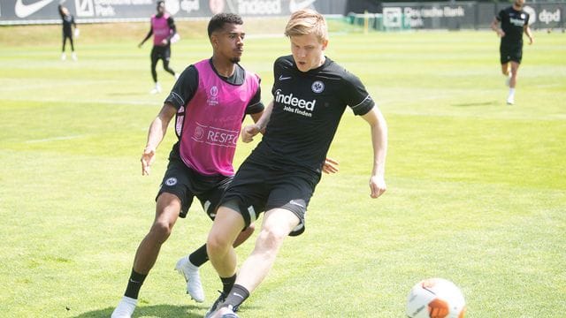 Bleibt fest bei Eintracht Frankfurt: Jens Petter Hauge (r).