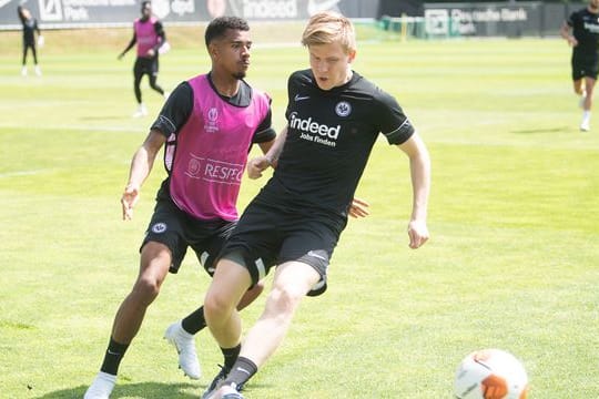 Bleibt fest bei Eintracht Frankfurt: Jens Petter Hauge (r).