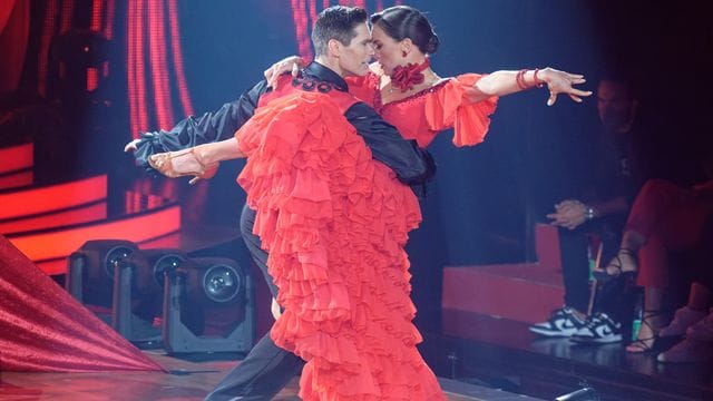 Die siegreichen Tänzer Renata Lusin (l) und Christian Polanc tanzen bei der RTL-Tanzshow "Let's Dance Profi Challenge".