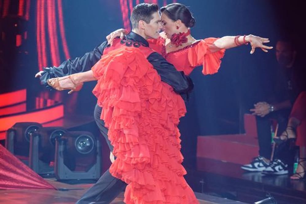 Die siegreichen Tänzer Renata Lusin (l) und Christian Polanc tanzen bei der RTL-Tanzshow "Let's Dance Profi Challenge".