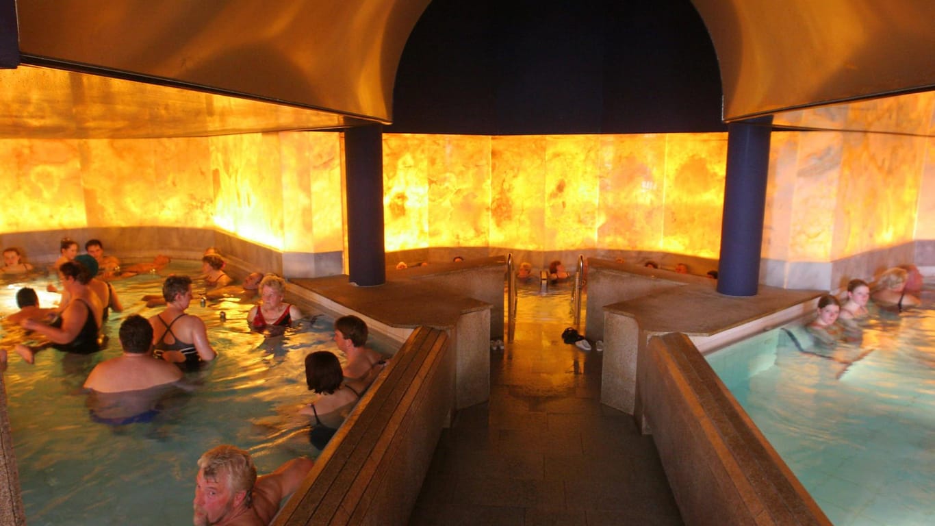 Heilwasserbecken im Thermalbad: Insgesamt gibt es 15 Saunen und eine Onyx-Grotte.