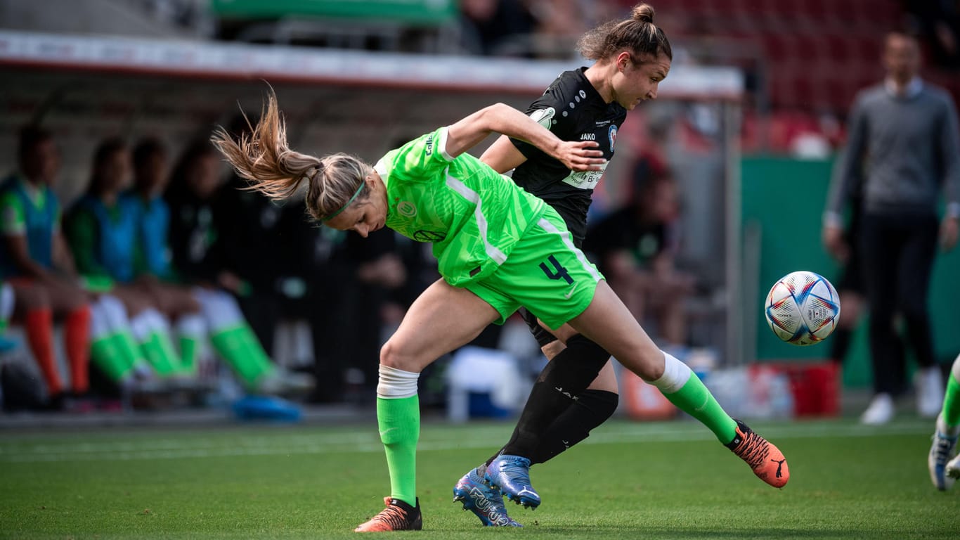 Stellvertretend für eine intensive Partie: Wolfsburgs Kathrin Hendrich (vo.) versucht Potsdams Sophie Weidauer mit vollem Einsatz vom Ball zu trennen.