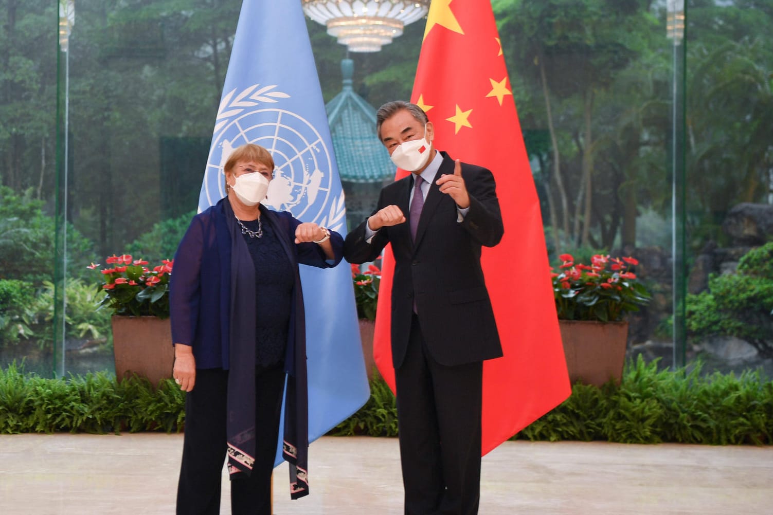 Michelle Bachelet mit dem chinesischen Außenminister Wang Yi: "Uns ist bewusst, dass viele Menschen auf Neuigkeiten über das Schicksal ihrer Angehörigen warten".