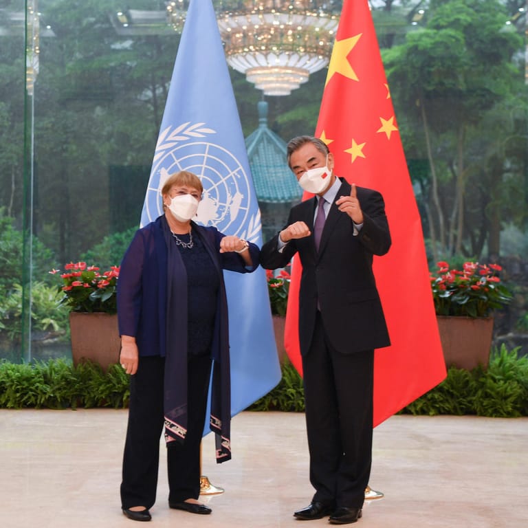 Michelle Bachelet mit dem chinesischen Außenminister Wang Yi: "Uns ist bewusst, dass viele Menschen auf Neuigkeiten über das Schicksal ihrer Angehörigen warten".