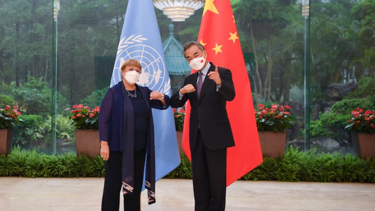 Michelle Bachelet mit dem chinesischen Außenminister Wang Yi: "Uns ist bewusst, dass viele Menschen auf Neuigkeiten über das Schicksal ihrer Angehörigen warten".