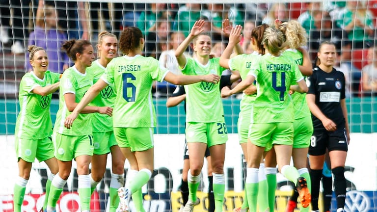 Pure Freude: Die Wolfsburgerinnen feiern Jill Roords (M.) Tor zum zwischenzeitlichen 3:0 gegen Potsdam.