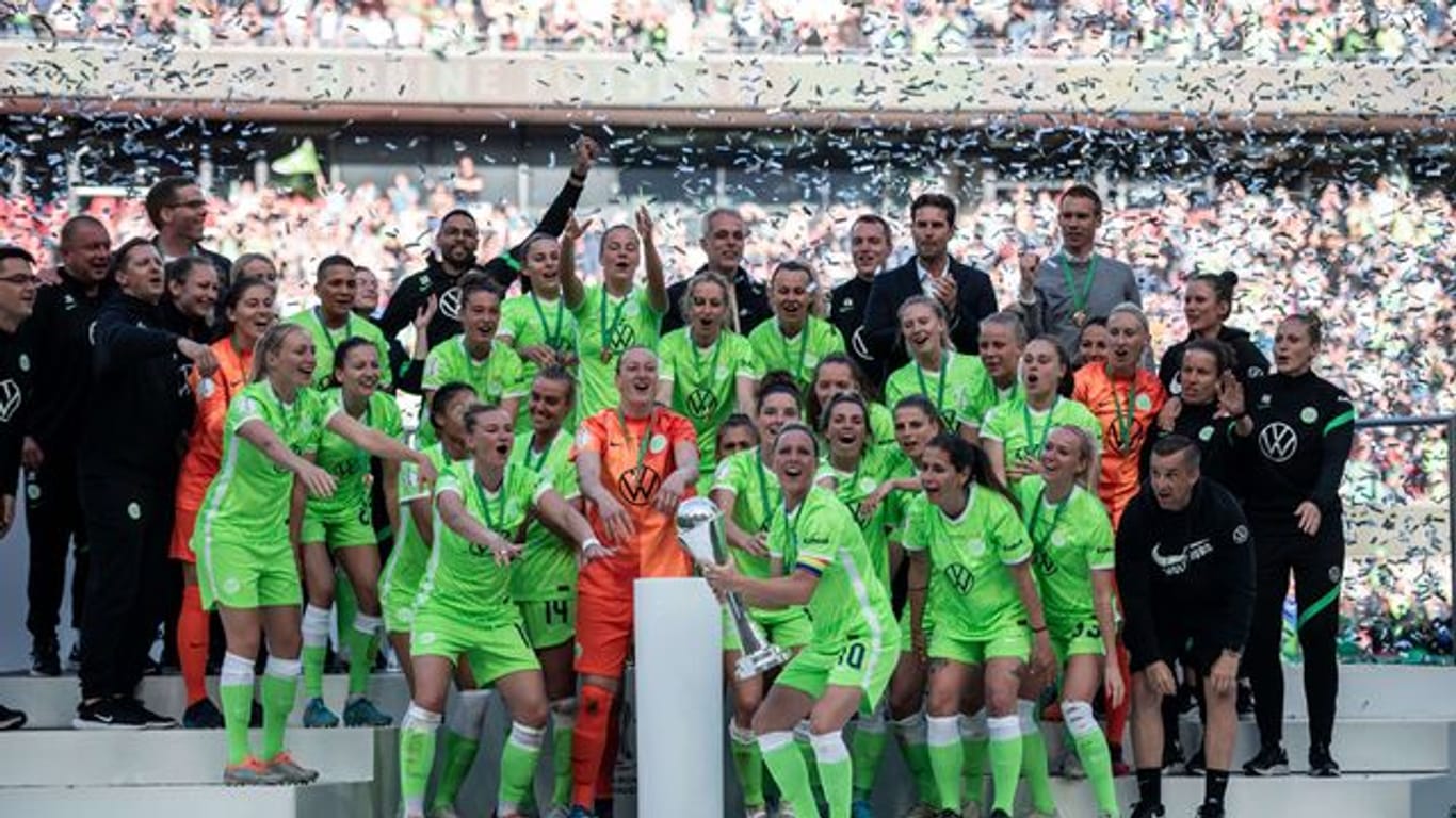Die Wolfsburgerinnen feiern den achten Pokalsieg in Serie.