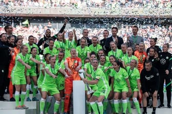 Die Wolfsburgerinnen feiern den achten Pokalsieg in Serie.