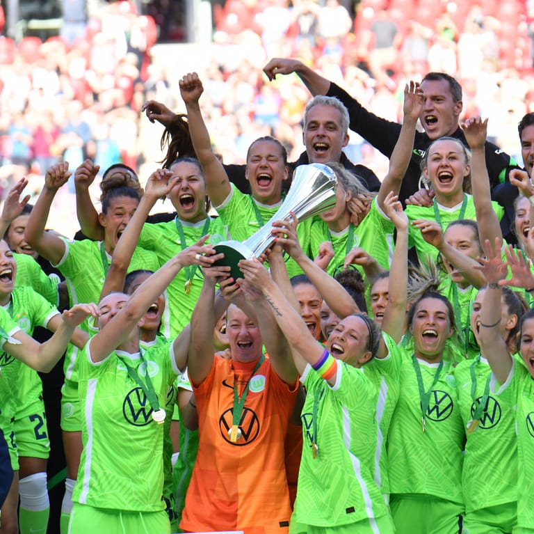 Pokaljubel: Die Wolfsburgerinnen um Torhüterin Almuth Schult (Mitte) präsentieren stolz den DFB-Pokal.