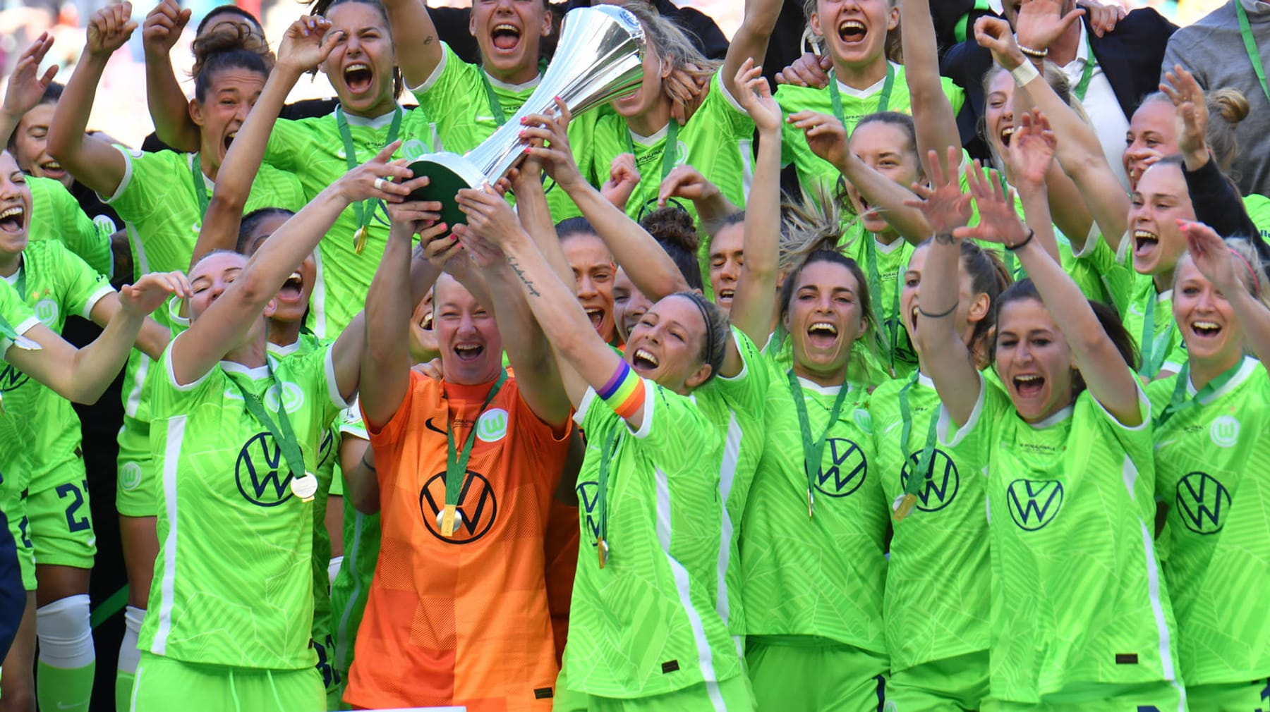 DFB-Pokal Wolfsburgerinnen holen zum achten Mal in Folge den Titel