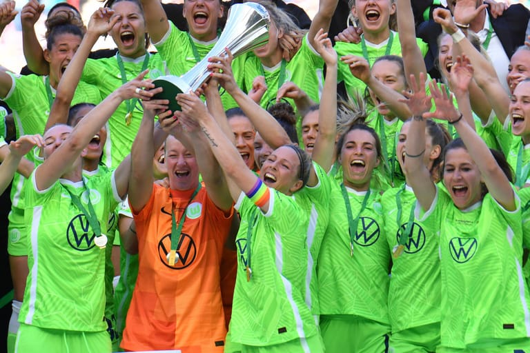 Pokaljubel: Die Wolfsburgerinnen um Torhüterin Almuth Schult (Mitte) präsentieren stolz den DFB-Pokal.