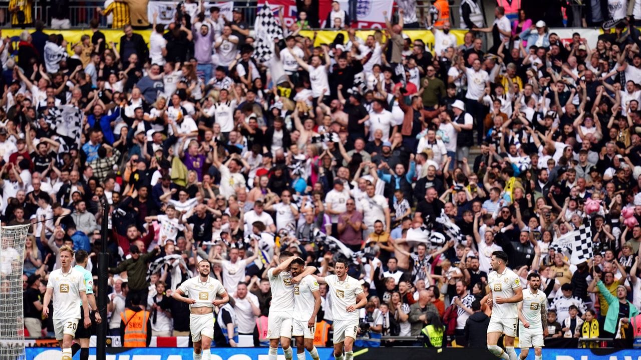 Port Vale ist in die dritte englische Liga aufgestiegen. Port Vale ist in die dritte englische Liga aufgestiegen.