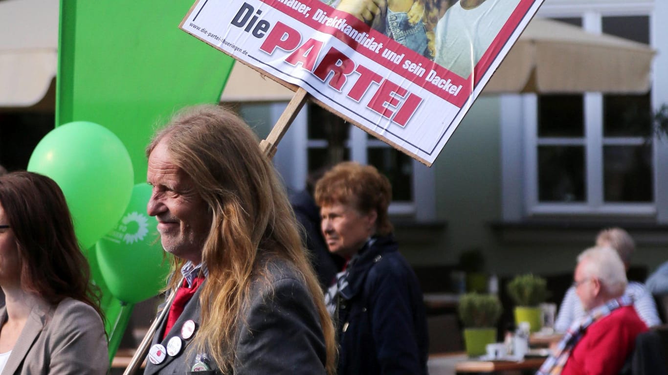 Dirk Waldhauer (Mitte) im Wahlkampf, Erfurt 2017: Gegen den Ex-Kandidaten der Partei "Die Partei" werden schwere Missbrauchsvorwürfe erhoben.