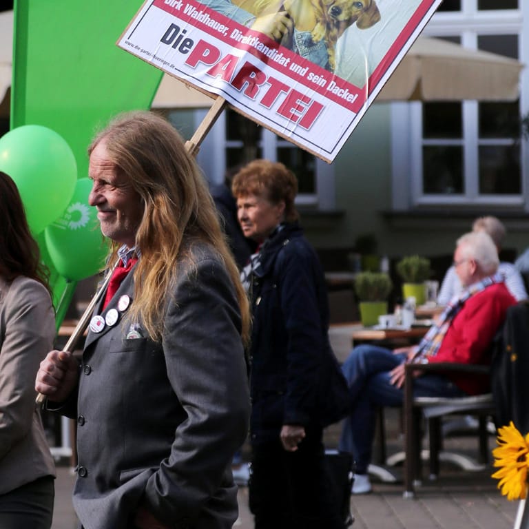 Dirk Waldhauer (Mitte) im Wahlkampf, Erfurt 2017: Gegen den Ex-Kandidaten der Partei "Die Partei" werden schwere Missbrauchsvorwürfe erhoben.