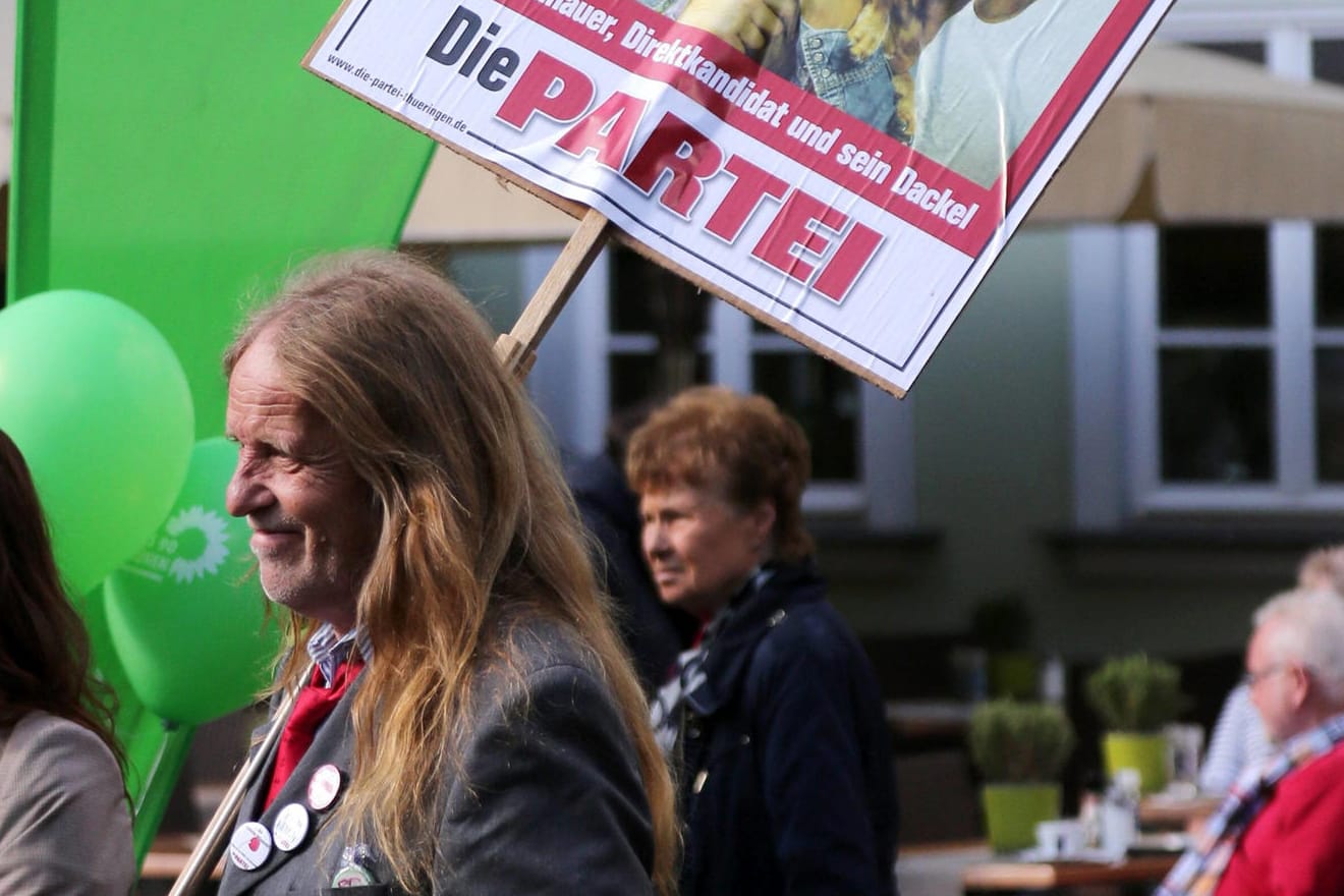 Dirk Waldhauer (Mitte) im Wahlkampf, Erfurt 2017: Gegen den Ex-Kandidaten der Partei "Die Partei" werden schwere Missbrauchsvorwürfe erhoben.