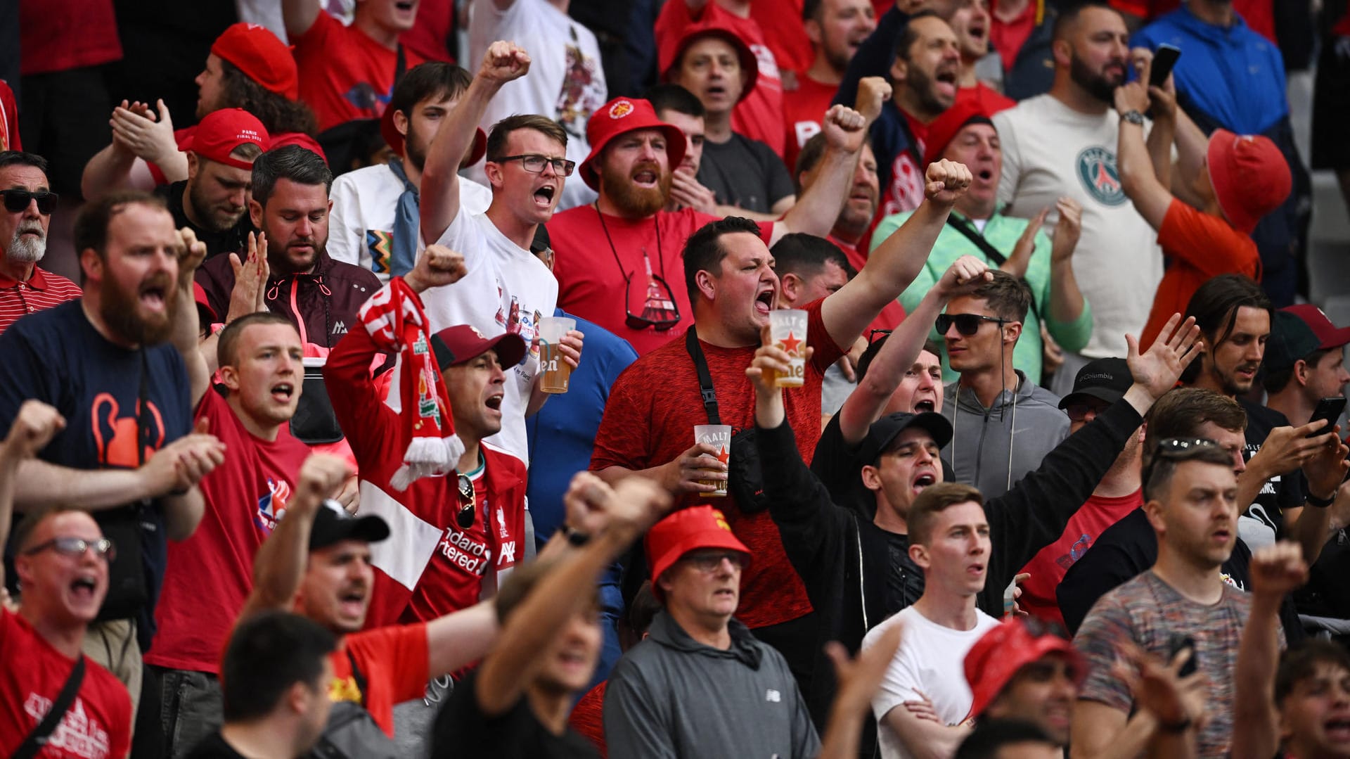 Champions-League-Finale: Mitgereiste Liverpool-Fans in ihrer Kurve.