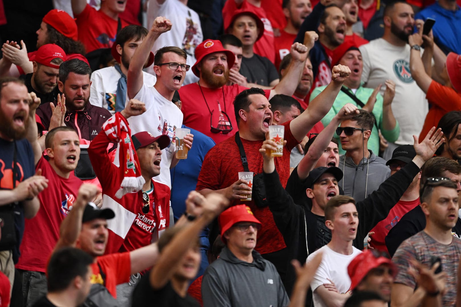 Champions-League-Finale: Mitgereiste Liverpool-Fans in ihrer Kurve.