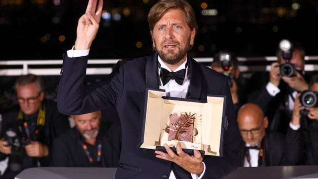 Regisseur Ruben Ostlund, Gewinner der Goldenen Palme für "Triangle of Sadness", nach der Preisverleihung.